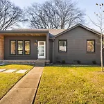 Holiday home Walk To Restaurants Outdoor Patio With Grill And Fit Pit 1 Mile To Stadium And Downtown Nashville