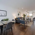 Beautiful Townhomes 2 Units With Outdoor Patios Holiday home