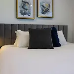 Holiday home Minutes To Broadway Alluring Gated Townhome *