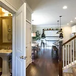 Downtown Dream Extra Bedding Minutes To Broadway Holiday home