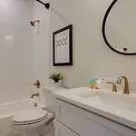 Premier Townhome East Minutes Downtown Holiday home