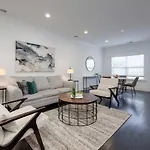 Two Elegant Townhomes Perfect For Large Groups Holiday home Nashville