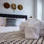 Two Elegant Townhomes Perfect For Large Groups Holiday home Nashville