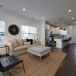 Two Spectacular Homes For Twenty Guests With Outdoor Patio Holiday home Nashville