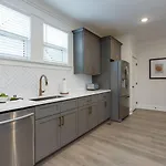 East Beauty Minutes To Downtown Holiday home *
