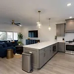 East Beauty Minutes To Downtown Holiday home *