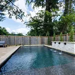 East Bliss Pool And Putt Putt Paradise