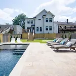 East Bliss Pool And Putt Putt Paradise