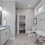 The Americana 4 Bedroom 3.5 Bath Luxury Holiday home *