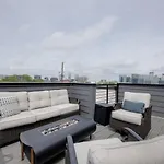 Urban Elegance Rooftop Lounge With Hot Tub Holiday home *