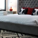Urban Elegance Rooftop Lounge With Hot Tub Holiday home