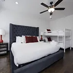Urban Elegance Rooftop Lounge With Hot Tub Holiday home *