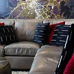 Holiday home Urban Elegance Rooftop Lounge With Hot Tub *