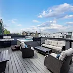 Holiday home Urban Elegance Rooftop Lounge With Hot Tub