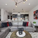 Urban Elegance Rooftop Lounge With Hot Tub *