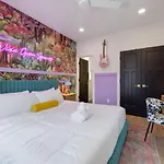 Holiday home Music Row Country Retreat Balcony And Hot Tub *