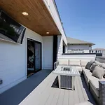 Holiday home Urban Escape Rooftop Lounge With Skyline Views
