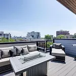 Urban Escape Rooftop Lounge With Skyline Views Holiday home