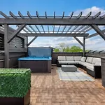 Blue Horizon - Hot Tub - Dual Rooftop Balconies Holiday home *