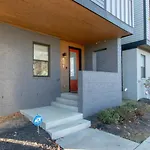 Spacious And Modern 2 Rooftops Stage Games And More