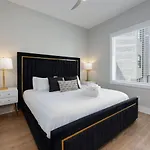 West End Wonder - Rooftop Lounge - Shuffleboard Holiday home