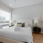 West End Wonder - Rooftop Lounge - Shuffleboard Holiday home *