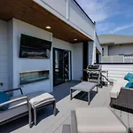 West End Wonder - Rooftop Lounge - Shuffleboard