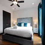 Two Townhomes- Rooftop Lounge- Hot Tub- Views Holiday home