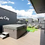 The Honkytonk Haven Hot Tub And Mini Golf Rooftop