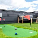 The Honkytonk Haven Hot Tub And Mini Golf Rooftop