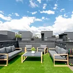 The Honkytonk Haven Hot Tub And Mini Golf Rooftop