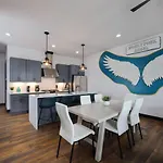 Two Townhomes- Rooftop Lounge- Hot Tub- Views Holiday home *