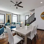 Holiday home Two Townhomes- Rooftop Lounge- Hot Tub- Views *