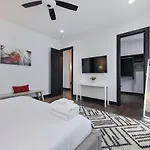 Holiday home Two Townhomes- Rooftop Lounge- Hot Tub- Views *