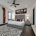 Holiday home Two Townhomes- Rooftop Lounge- Hot Tub- Views *