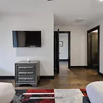 Two Townhomes- Rooftop Lounge- Hot Tub- Views