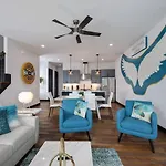 Two Townhomes- Rooftop Lounge- Hot Tub- Views Holiday home *