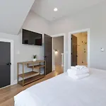 Holiday home Two Townhomes- Rooftop Lounges- Hot Tub- Game *