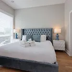 Two Townhomes Rooftop Lounges With Skyline Views *