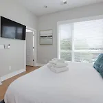 Two Townhomes Rooftop Lounges With Skyline Views Nashville