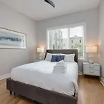 Two Townhomes- Rooftop Lounges- Hot Tub- Game Holiday home