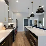 Two Townhomes- Rooftop Lounges- Hot Tub- Game Holiday home