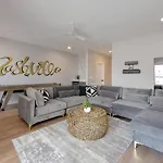 Holiday home Two Townhomes- Rooftop Lounges- Hot Tub- Game *