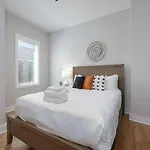 Two Townhomes Rooftop Lounges With Skyline Views Holiday home