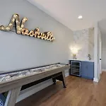 Two Townhomes Rooftop Lounges With Skyline Views *