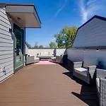 Music Abode And Cowgirl Up Dual Townhomes Holiday home