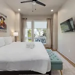 Music Abode And Cowgirl Up Dual Townhomes Holiday home