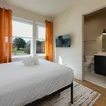 Music Abode And Cowgirl Up Dual Townhomes Holiday home