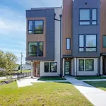 Music Abode And Cowgirl Up Dual Townhomes Holiday home