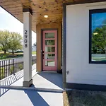 Music Abode And Cowgirl Up Dual Townhomes Holiday home